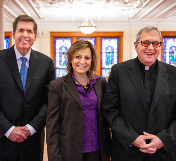 Kristin Deasy devant la Grande Muraille de Chine