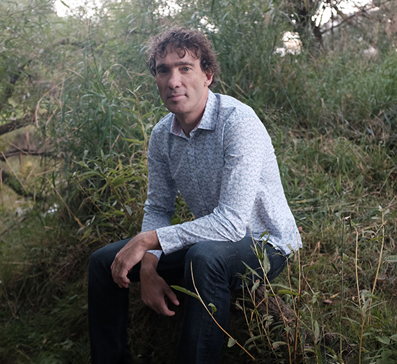 Des étudiants prélevant des échantillons pour la recherche en laboratoire dans un lac du Nord-Ouest.